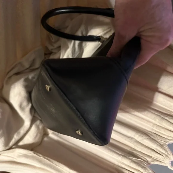 Tory Burch used handbag. About 15” wide and 13 “ tall. This bag is not new.